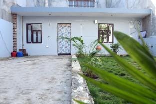 JVS Zone-2bhk Farmvilla with big lawn in 63A Noida Vacation rental in Noida