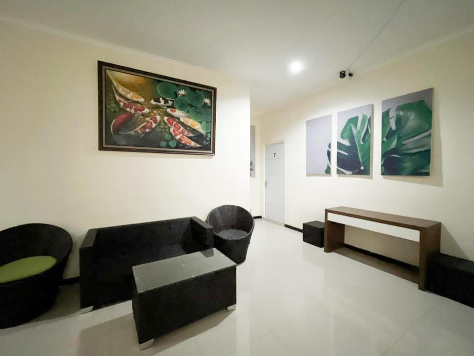 RedDoorz Syariah Nanna Homestay Near Dino Park Hotel in Batu