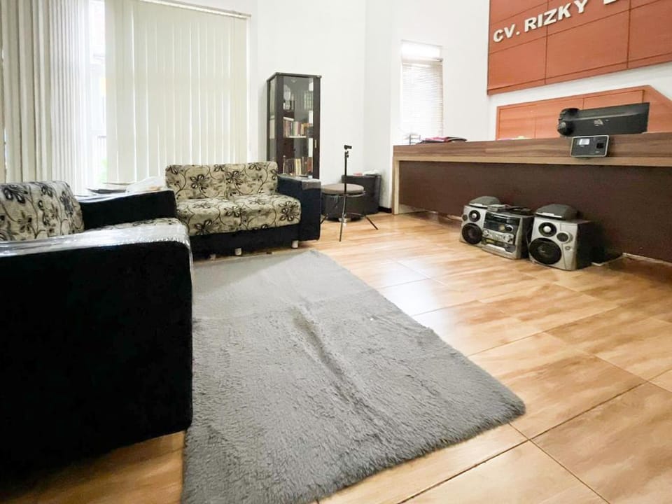 RedDoorz Syariah Nanna Homestay Near Dino Park Hotel in Batu