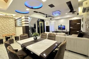 Stunning 4 Bedroom Villa for large groups Vacation rental in Mumbai