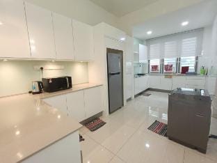 Three Storey 5BR Terrace for 5-13pax 52LP Vacation rental in George Town