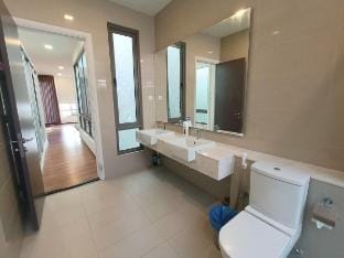 Three Storey 5BR Terrace for 5-13pax 52LP Vacation rental in George Town
