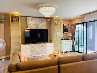 Huang Su Villa 2 皇宿2号泳池别墅 Villa in Pattaya City