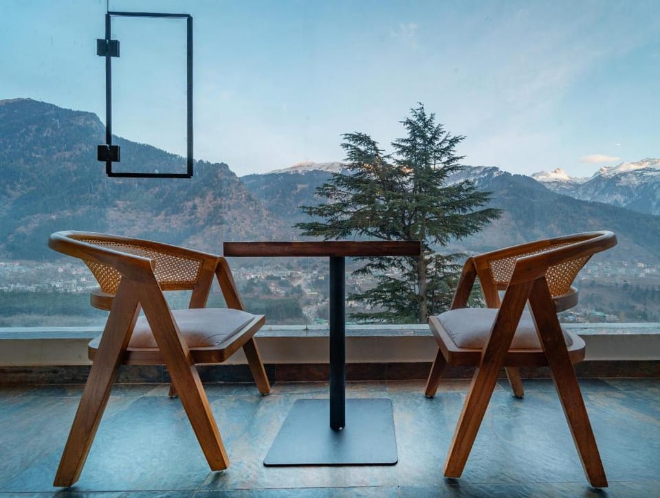 The Whitestone Inn & Suites ( A Centrally Heated Mountain & Valley View ) Hotel in Manali