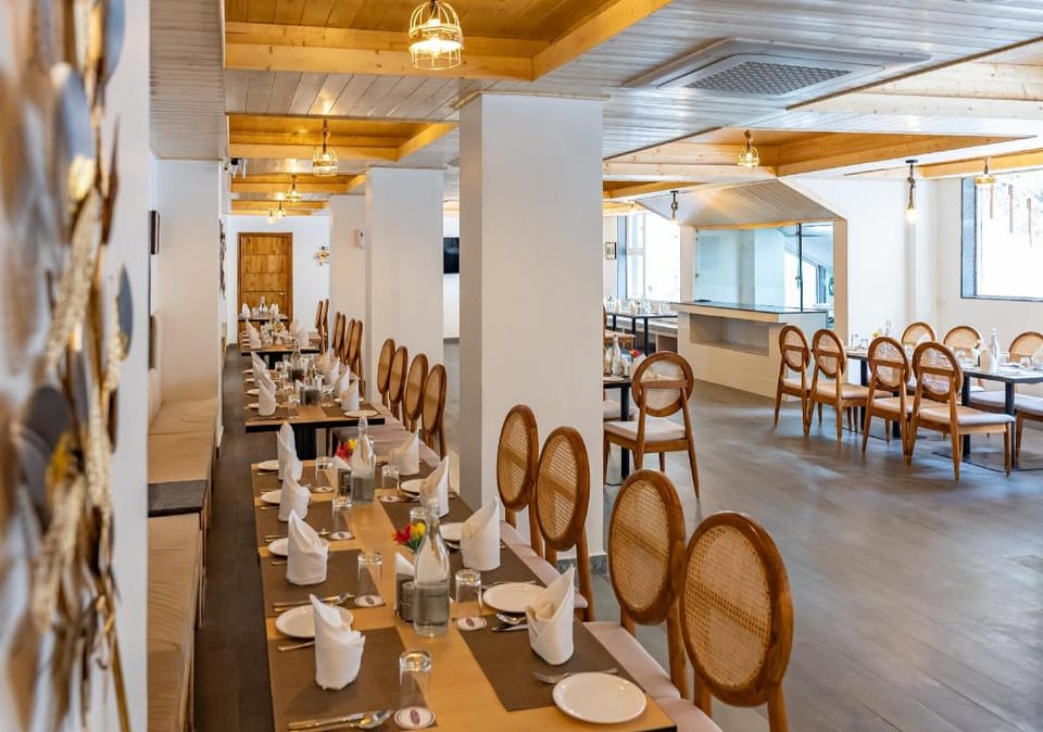The Whitestone Inn & Suites ( A Centrally Heated Mountain & Valley View ) Hotel in Manali