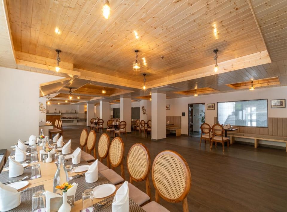 The Whitestone Inn & Suites ( A Centrally Heated Mountain & Valley View ) Hotel in Manali