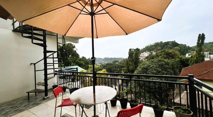 Misty Hills Lakeview Lounge Lodge in Kandy