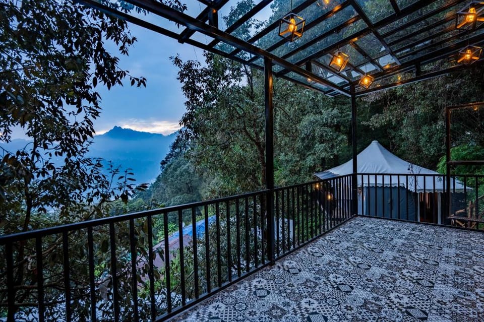 The Whispering Oaks Hotel in Uttarakhand
