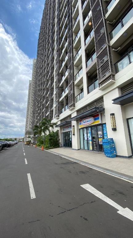 SKY HOUSE BSD Studio room by Betah Banget Group Apartment in West Java