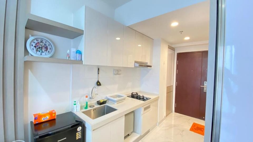 SKY HOUSE BSD Studio room by Betah Banget Group Apartment in West Java