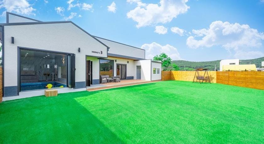 Mungs Club Pet friendly Pool Villa Bed and Breakfast in South Korea
