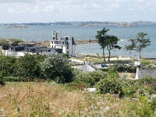 Cozy apartment at the beach with sea-view Apartment in Plougasnou