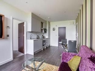 Urban Apartment in Milton Keynes near Canary Karaoke Apartment in Milton Keynes