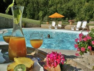 Stylish stay on a private estate with sauna, heated pool and bubble bath Vacation rental in Souillac