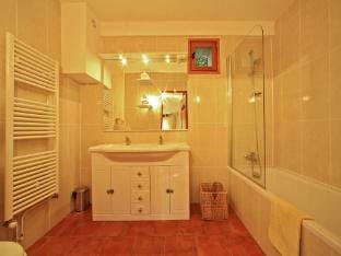 Stylish stay on a private estate with sauna, heated pool and bubble bath Vacation rental in Souillac