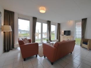 Nice holiday home on the water in Friesland Vacation rental in Friesland, Netherlands