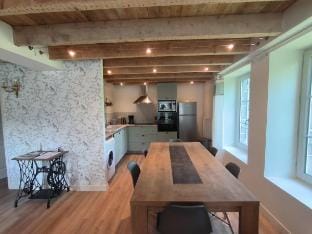 Gîtes Le Vieux Vinzelles : 'Les Châtaigniers' Apartment in Auvergne-Rhône-Alpes