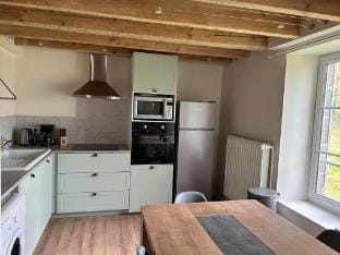 Gîtes Le Vieux Vinzelles : 'Les Châtaigniers' Apartment in Auvergne-Rhône-Alpes