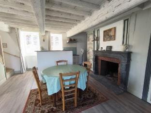 Gîtes Le Vieux Vinzelles : 'Les Acacias' Apartment in Auvergne-Rhône-Alpes