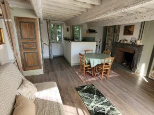 Gîtes Le Vieux Vinzelles : 'Les Acacias' Apartment in Auvergne-Rhône-Alpes