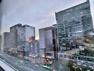 New Open 1 min from Hongdae Station. 3 large beds Apartment in Seoul