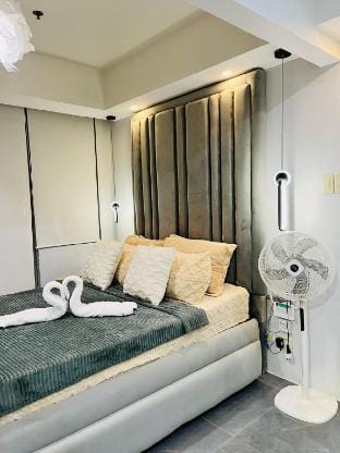 Chill & Thrill Azure Staycation with 200mbps & PS5 Apartment in Paranaque