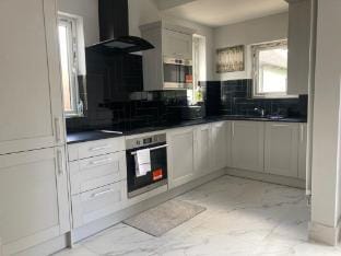 Highfield Home w/free parkings, Surbiton Surrey UK Vacation rental in London