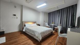 Couple Room 1 Minute from Haeundae / 1 Minute to the Beach / Club Dio Oasis Deals / Netflix Vacation rental in Busan