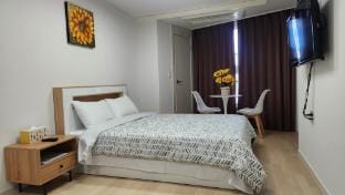 Couple Room 1 Minute from Haeundae / 1 Minute to the Beach / Club Dio Oasis Deals / Netflix Vacation rental in Busan