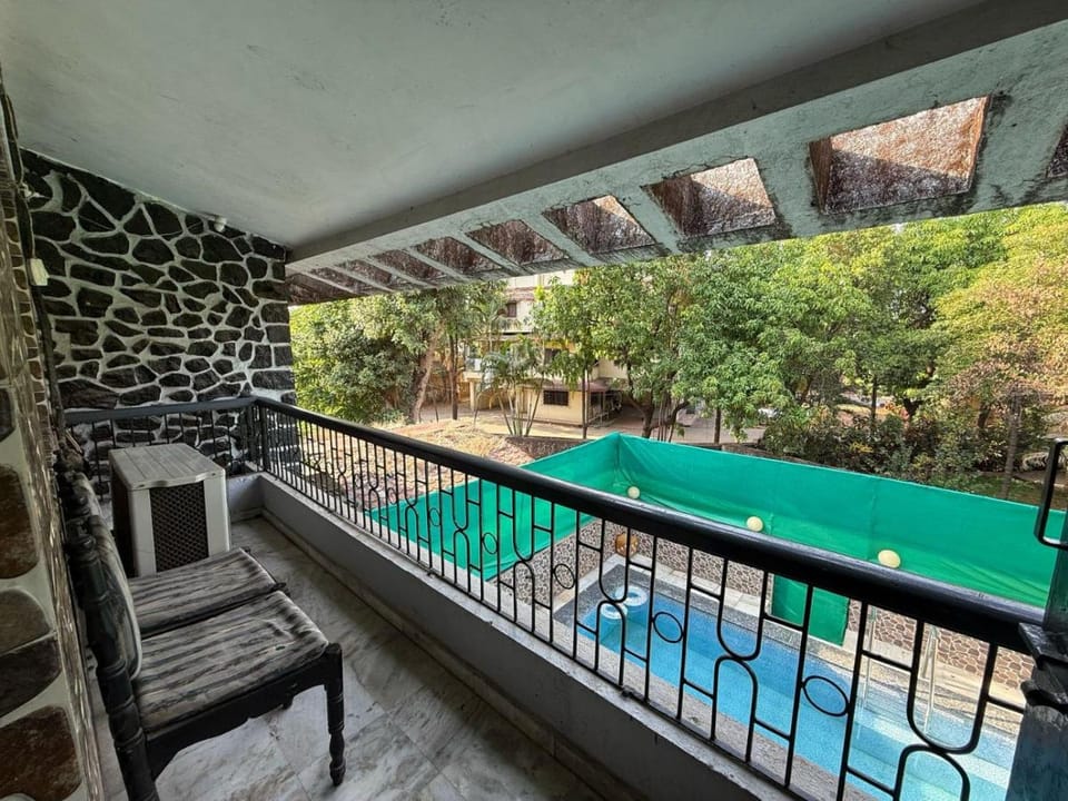 Lonavala -Blue Heaven- 2 BHK with private pool. Villa in Lonavla