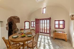 Historic cave house, the old bakery by Cycladica Villa in Oia