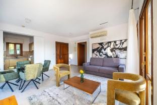 Bright apartment with shared pool in Aphrodite Hills Apartment in Kouklia