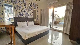 Chic 3BHK w Pvt Pool & Fieldview: BluJam Villa Villa in Goa, India