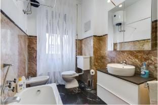 BRIGHT APT  WITH PARKING VATICAN AND POPOLO SQ Vacation rental in Rome