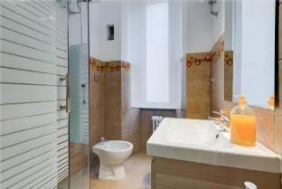 BRIGHT APT  WITH PARKING VATICAN AND POPOLO SQ Vacation rental in Rome