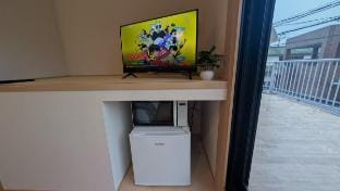 Q Bed Balcony Suite, 1 stop from KIX, Free Parking Vacation rental in Sennan