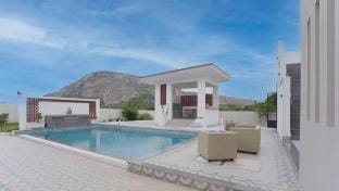 Retreat on the Ridge - 4BR Hill View Pool Villa Villa in Karnataka