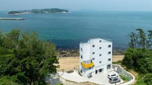 Geoje Dream Angel Pool Villa Bed and Breakfast in South Korea