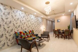 Homlee-Saket Sojourn Stylish 3BHK Flat near Metro Vacation rental in New Delhi