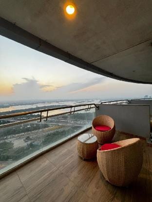 Review view studio 31st floor Apartment in Noida