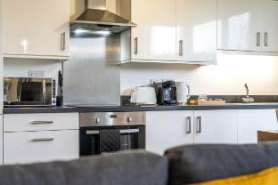 2 Bed Flat in London with Parking Apartment in Brentford