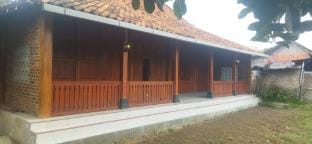 Rumah kayu dengan nuansa tradisional  Vacation rental in Special Region of Yogyakarta