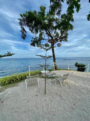 Posh Studio Unit with Pool View. Apartment in Lapu-Lapu City