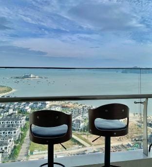 Luxury Oceanfront Studio with Ha Long Bay View Apartment in Laos
