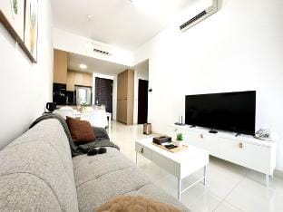 Family Friendly 2 Queen Bed 2BR Pool/Gym/WIfi Vacation rental in Phnom Penh Province
