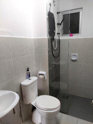 Pleasant Homestay wz WIFI, Pool &Gym KLIA AIRPORT. Apartment in Negeri Sembilan, Malaysia