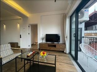 Modern/balcony/netflix Tu Hoa st/few step to lake Vacation rental in Laos