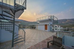 Luxury 6BHK(3+3BHK)Villa, 2 Pools & Mountain Views Villa in Lonavla
