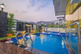 Luxury 6BHK(3+3BHK)Villa, 2 Pools & Mountain Views Villa in Lonavla