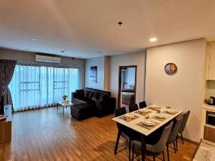 9 Big Family size Condo 4 Soft Beds, Sky Pool +Gym Apartment in Chiang Mai